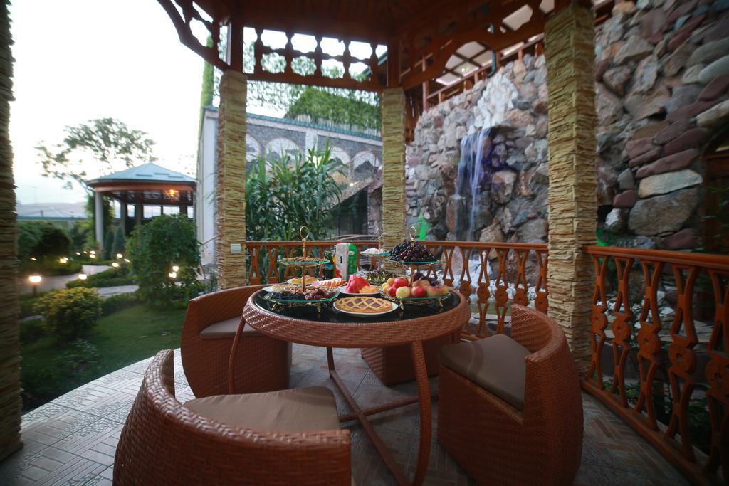 Lotte Palace Dushanbe Bagian luar foto